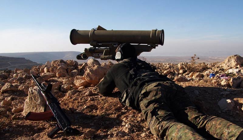 Солдат YPG (Yekîneyên Parastina Gel, Курдские отряды самообороны) с экспортным вариантом ПТРК Метис - М1